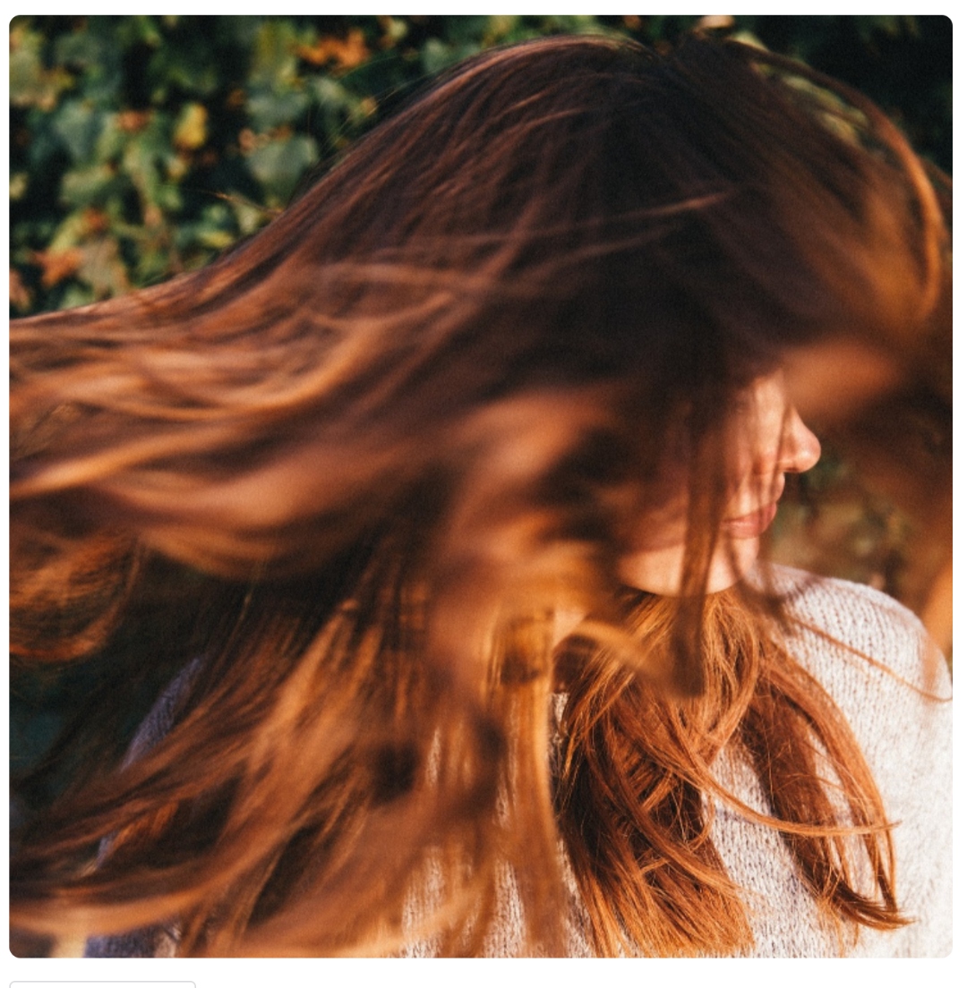 Frau mit glänzenden, gesunden Haaren